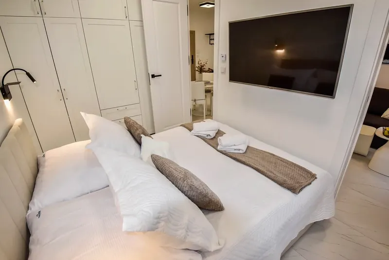 Soverom med dobbeltseng og tv