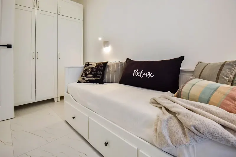 Soverom med sovesofa og skap
